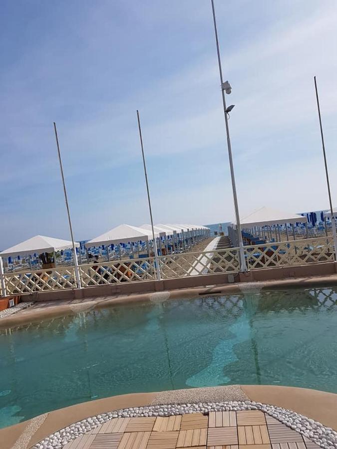 Brezza Marina Bed & Breakfast Marina Di Carrara Dış mekan fotoğraf